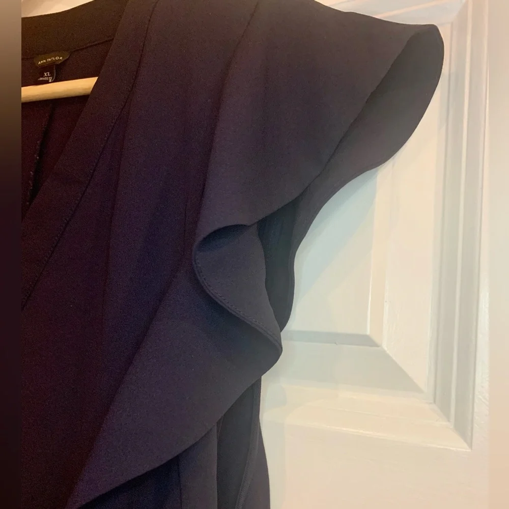 Ann Taylor Romantic Navy Sleeveless Blouse - size XL - Picture 4 of 9